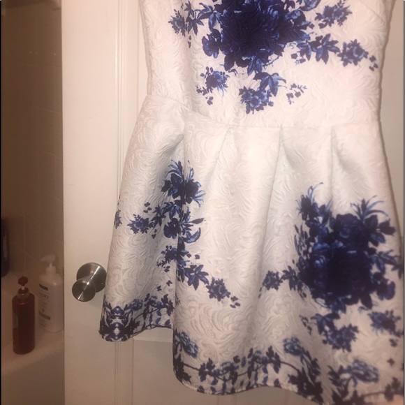 Beautiful blue and white dress - Picture 2 of 2